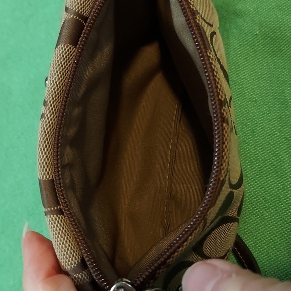 Coach Signature Turnlock Wristlet Pouch Wallet Clutch Brown. Like new condition - Picture 8 of 10